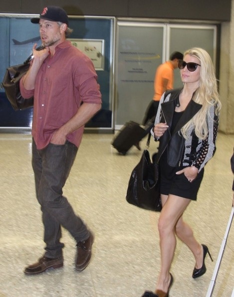 “Gái hai con” Jessica Simpson khoe chân thon tại sân bay - 2 VN