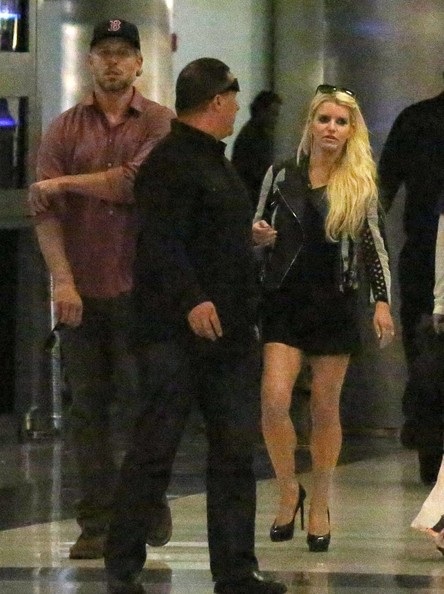 “Gái hai con” Jessica Simpson khoe chân thon tại sân bay - 5 VN