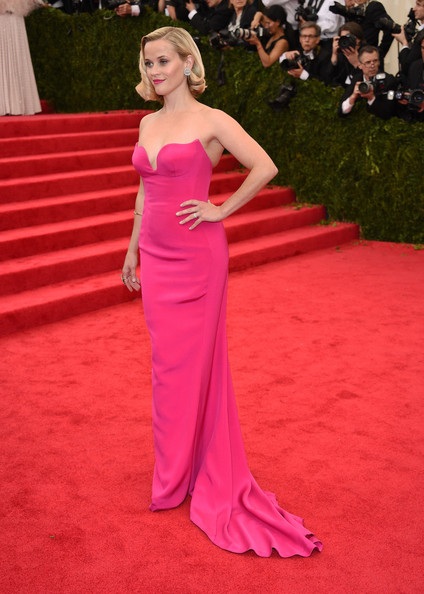 Beyonce gây thất vọng với váy áo - 10 Reese Witherspoon diện váy Stella McCartney trẻ trung