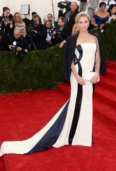 Nữ diễn viên giành giải Oscar Charlize Theron đẹp kiêu sa trên thảm đỏ