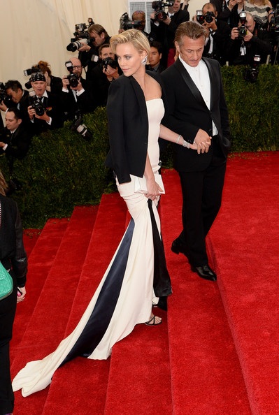 Cô dự sự kiện cùng bạn trai mới Sean Penn