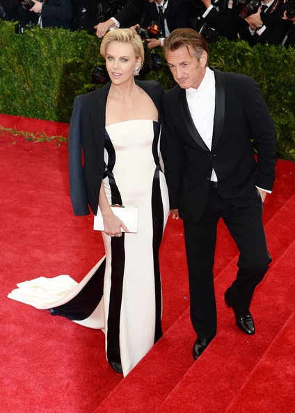 Nam diễn viên 54 tuổi đẹp đôi bên bạn gái 38 tuổi