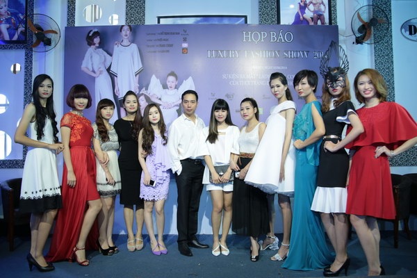 Các người mẫu và nhà thiết kế