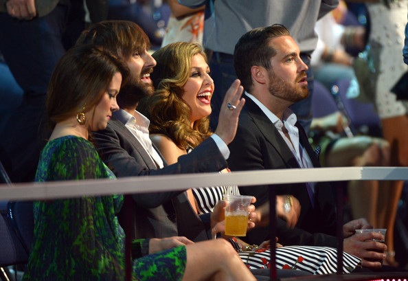 Các nghệ sỹ hào hứng theo dõi lễ trao giải