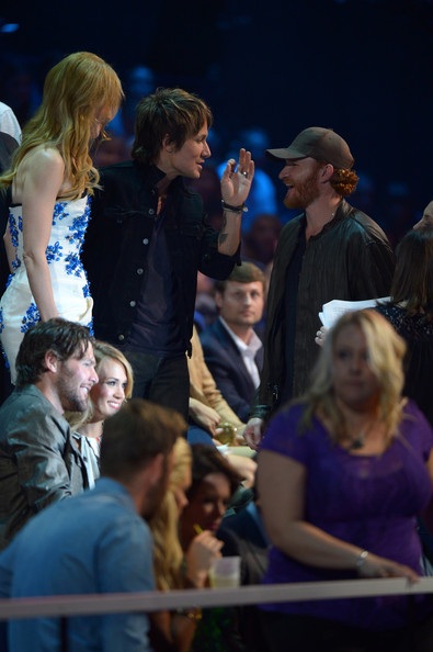 Họ vui vẻ trò chuyện với các khách mời khác