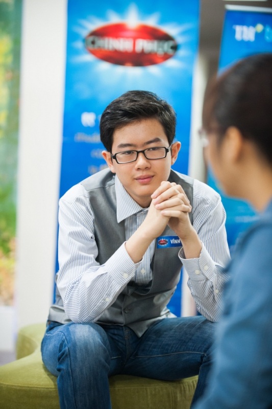 Vĩnh Trân ngồi ngoài cùng bên phải