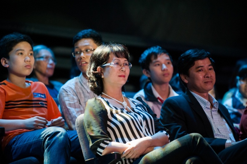 Vĩnh Trân ngồi ngoài cùng bên phải