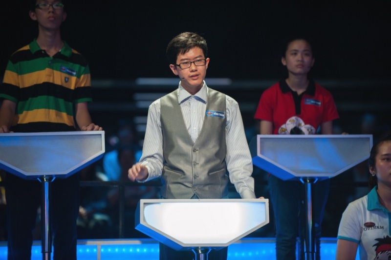 Vĩnh Trân ngồi ngoài cùng bên phải