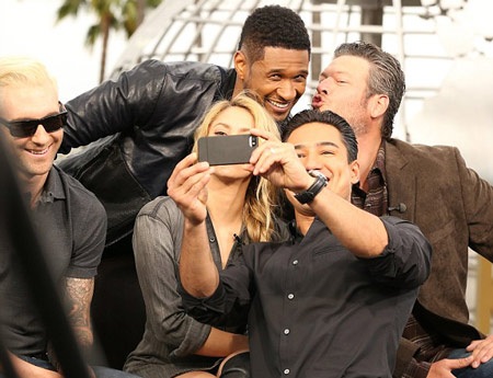 Shakira trẻ đẹp, năng động với mốt “áo không quần” - 5 VN