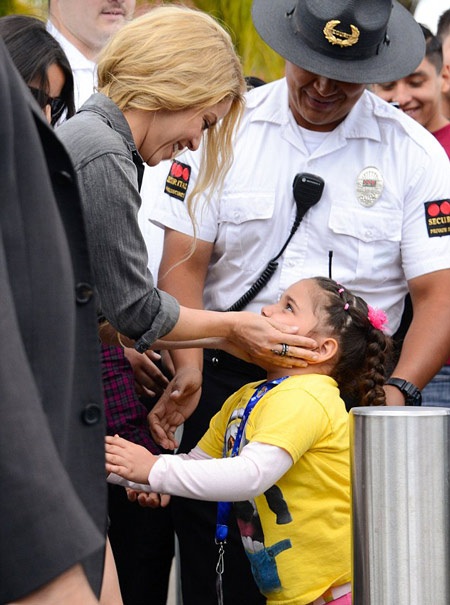 Shakira trẻ đẹp, năng động với mốt “áo không quần” - 8 VN