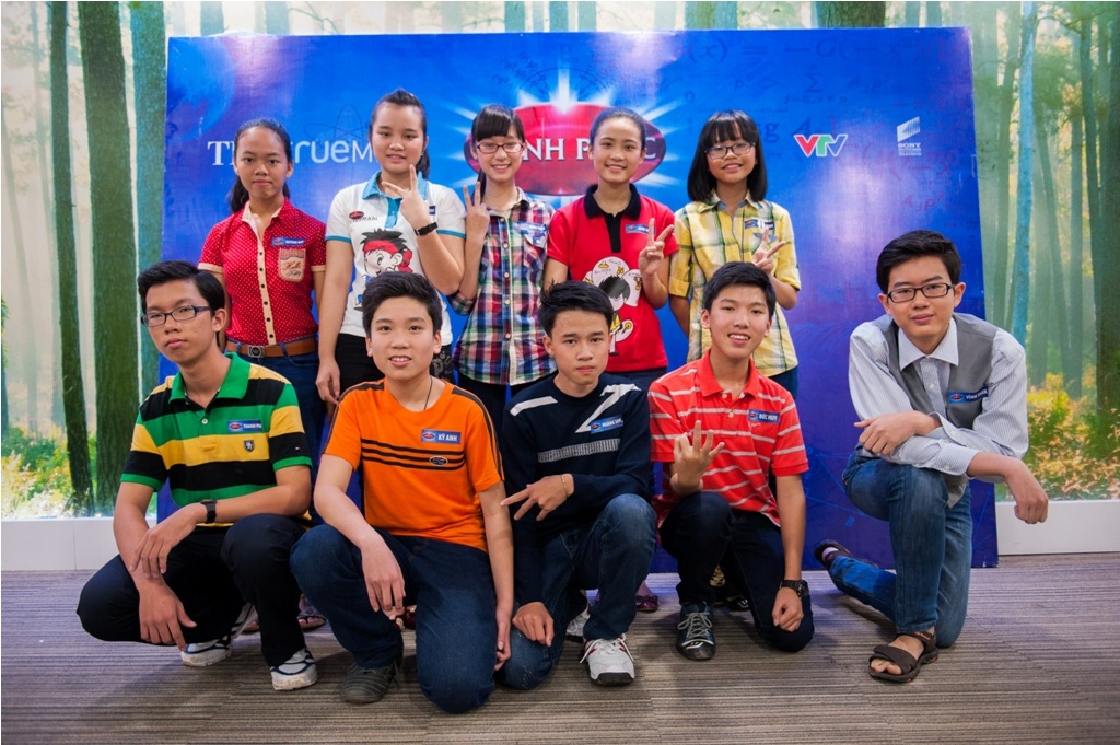 Vĩnh Trân ngồi ngoài cùng bên phải