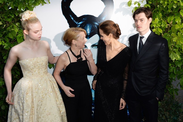 Angelina Jolie "lộ" hình xăm khủng - 7 Angelina Jolie đang bắt đầu chiến dịch quảng bá phim mới