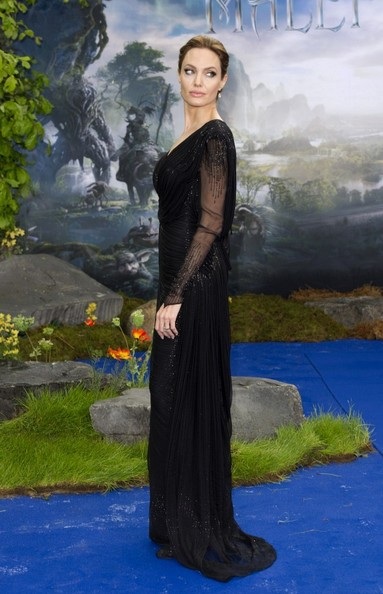 Angelina Jolie "lộ" hình xăm khủng - 11 VN