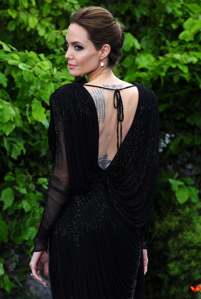 Angelina Jolie "lộ" hình xăm khủng - 2 VN