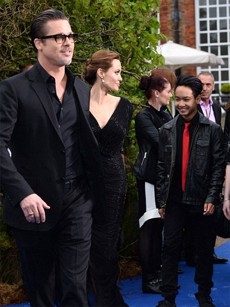 Angelina Jolie "lộ" hình xăm khủng - 10 Maddox Jolie-Pitt đi cùng bố mẹ Brad Pitt - Angelina Jolie