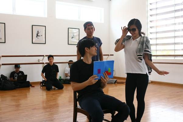 Đông Nhi, Ông Cao Thắng tình tứ tập múa cho nhạc kịch “chuyển hương” - 3 Tay trong tay tình tứ đến buổi diễn tập