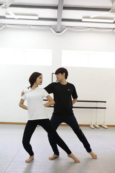Đông Nhi, Ông Cao Thắng tình tứ tập múa cho nhạc kịch “chuyển hương” - 5 Khán giả yêu mến cặp đôi này sẽ được một phen “nức lòng” với vũ điệu cực đáng yêu của hai bạn.