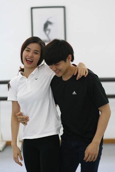 Đông Nhi, Ông Cao Thắng tình tứ tập múa cho nhạc kịch “chuyển hương” - 7 Khán giả yêu mến cặp đôi này sẽ được một phen “nức lòng” với vũ điệu cực đáng yêu của hai bạn.