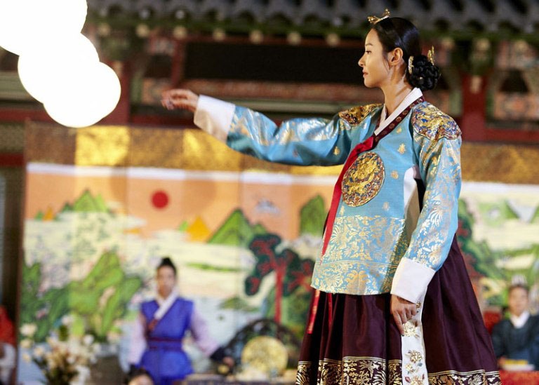 Người đẹp phim “Giày thủy tinh” tái xuất