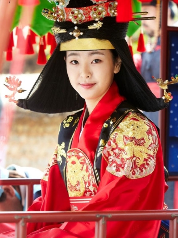 Người đẹp phim “Giày thủy tinh” tái xuất