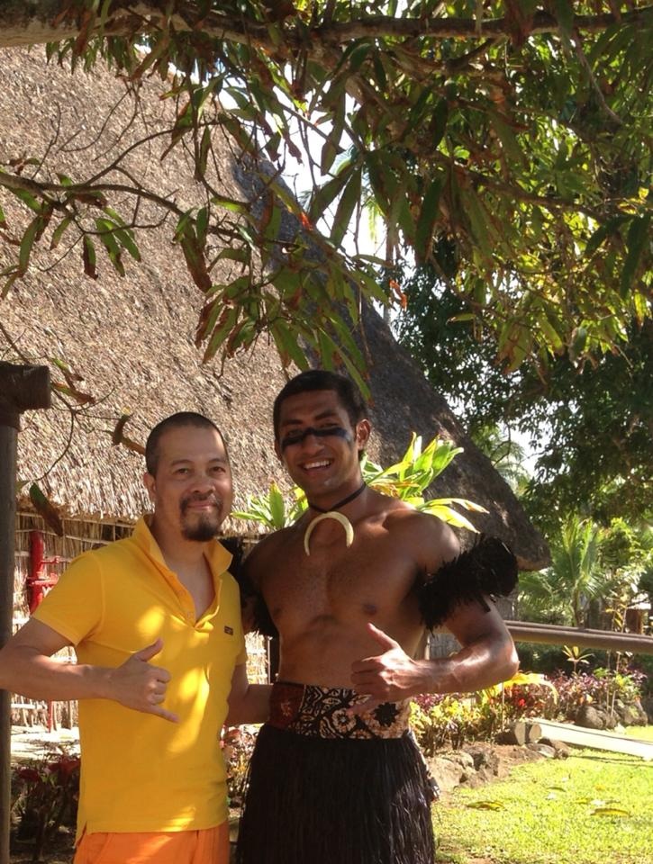 Đức Hùng rực rỡ màu sắc ở Hawaii - 2 Đức Hùng tới Mỹ giới thiệu BST áo dài mới và anh tranh thủ khám phá Hawaii