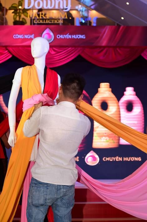 Lê Thanh Hòa trình diễn trang phục chuyển hương trên sân khấu