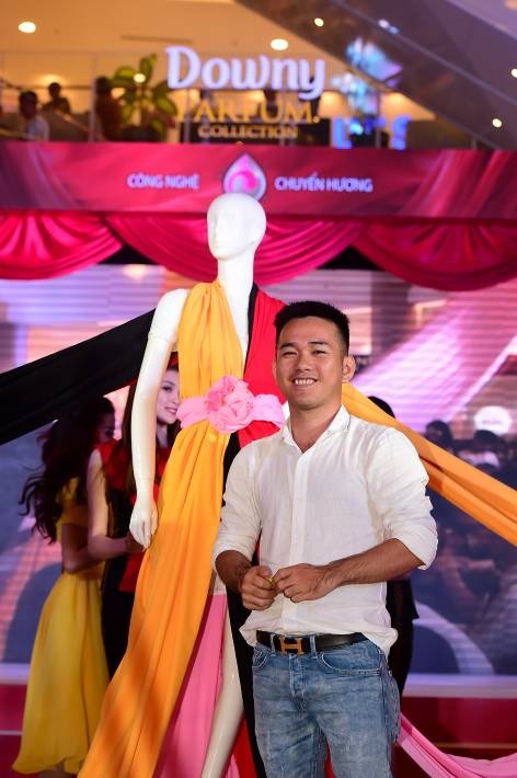 Lê Thanh Hòa trình diễn trang phục chuyển hương trên sân khấu