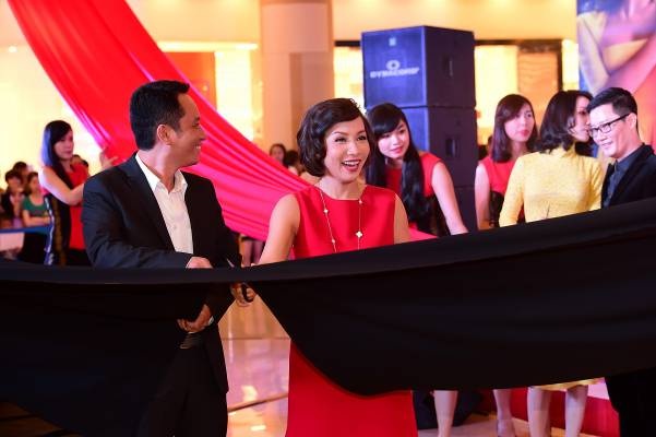 Ca sỹ Mỹ Linh thích thú khi trải nghiệm mùi hương chuyển đổi sau mỗi lần chạm nhẹ lên bề mặt vải