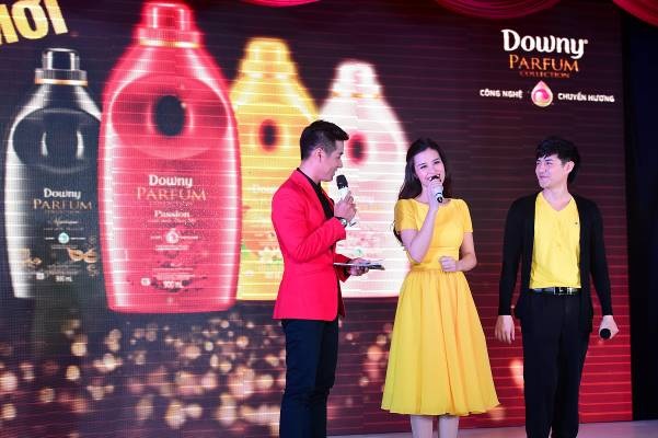 Ca sỹ Mỹ Linh thích thú khi trải nghiệm mùi hương chuyển đổi sau mỗi lần chạm nhẹ lên bề mặt vải