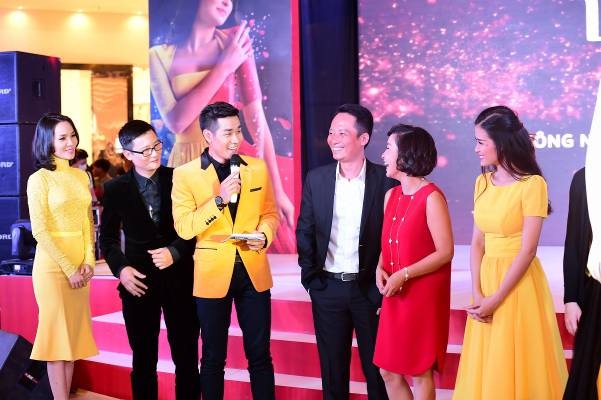 Ca sỹ Mỹ Linh thích thú khi trải nghiệm mùi hương chuyển đổi sau mỗi lần chạm nhẹ lên bề mặt vải