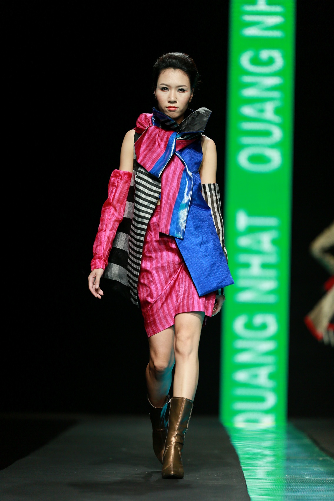 Nhiều phong cách bứt phá trong tuần lễ thời trang Việt Nam thu đông 2014 - 2 Không hổ danh là Quán quân Fashion Star, Quang Nhật tạo nên vẻ đẹp lãng mạn mạnh mẽ.