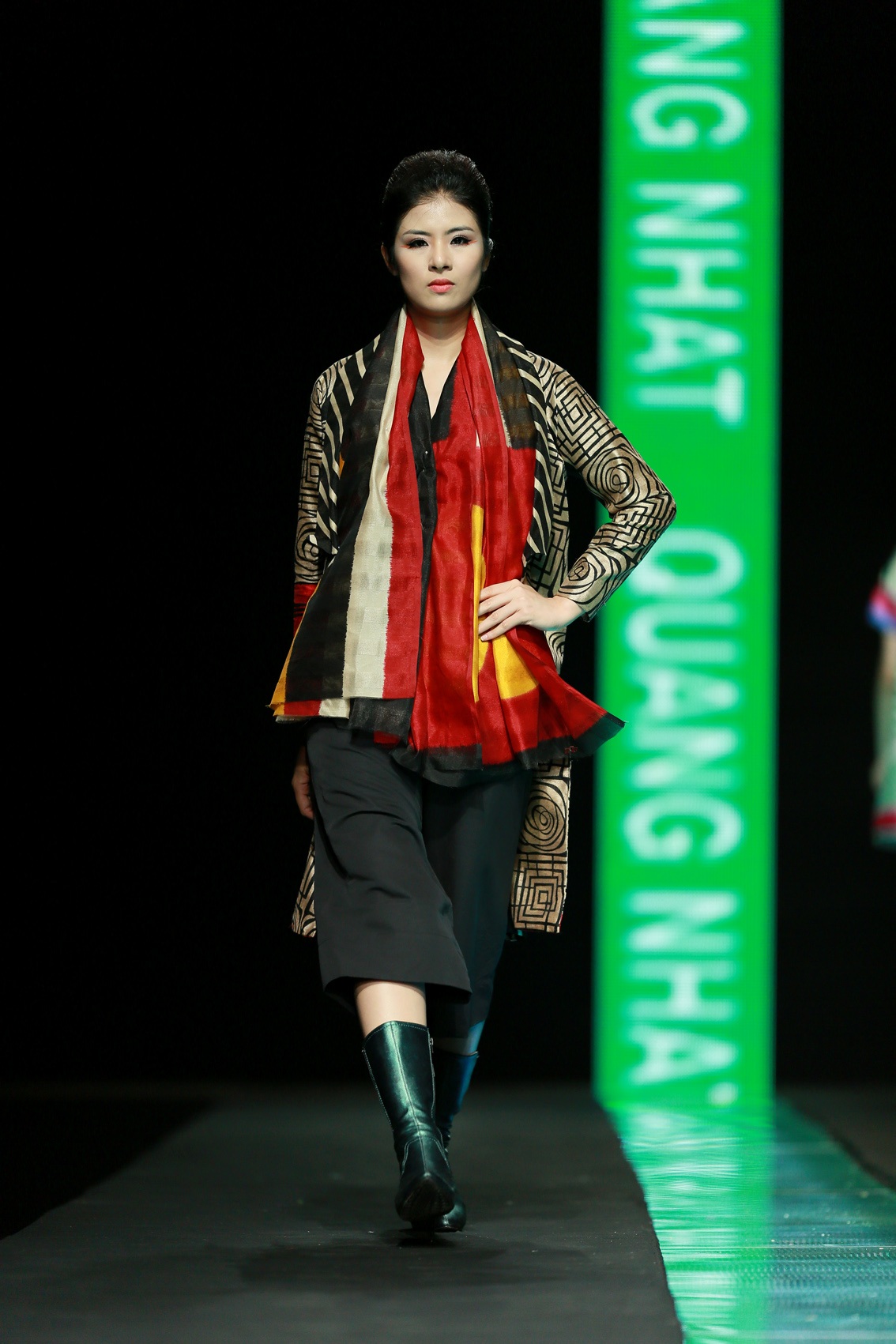 Nhiều phong cách bứt phá trong tuần lễ thời trang Việt Nam thu đông 2014 - 3 Không hổ danh là Quán quân Fashion Star, Quang Nhật tạo nên vẻ đẹp lãng mạn mạnh mẽ.