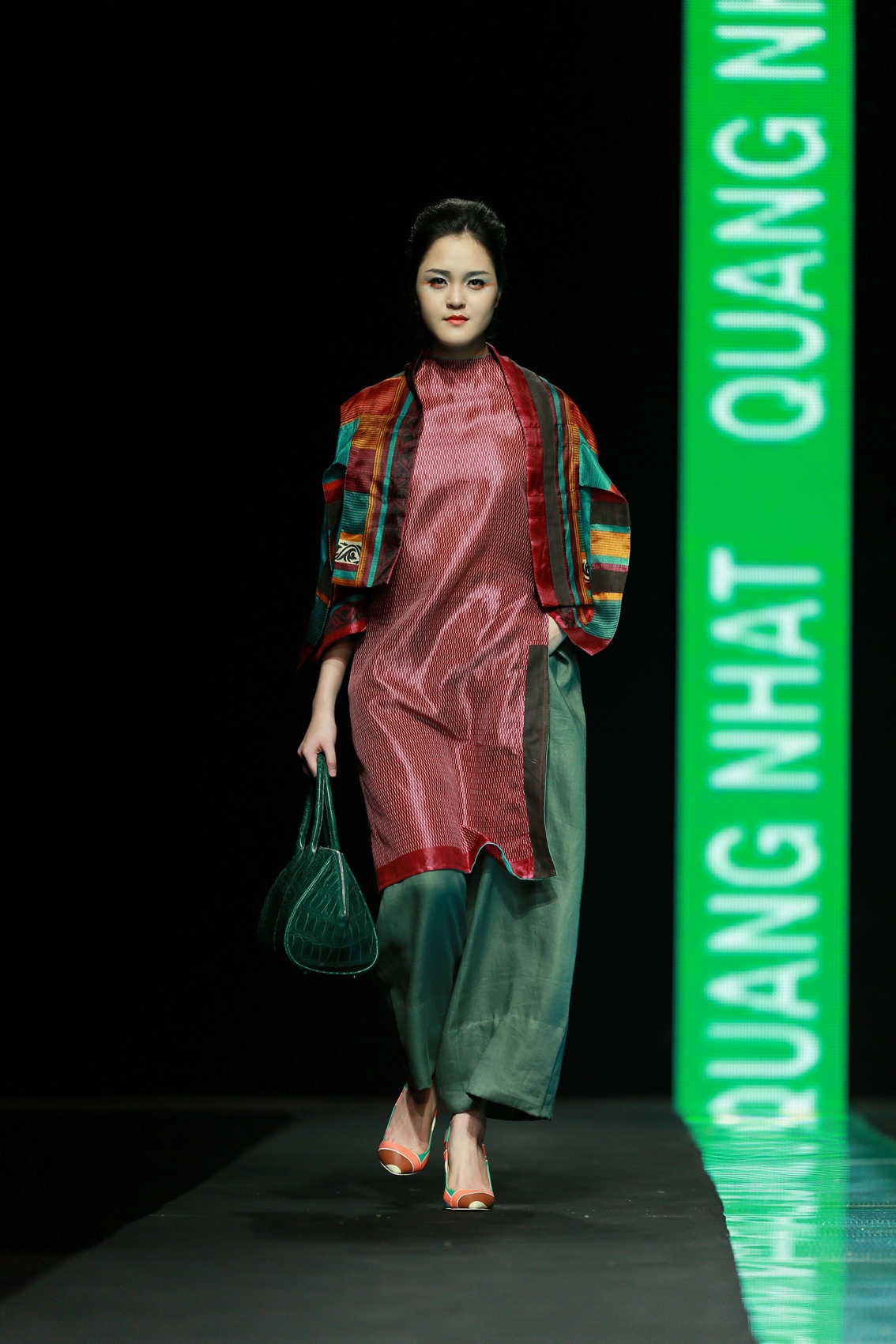 Nhiều phong cách bứt phá trong tuần lễ thời trang Việt Nam thu đông 2014 - 4 Không hổ danh là Quán quân Fashion Star, Quang Nhật tạo nên vẻ đẹp lãng mạn mạnh mẽ.