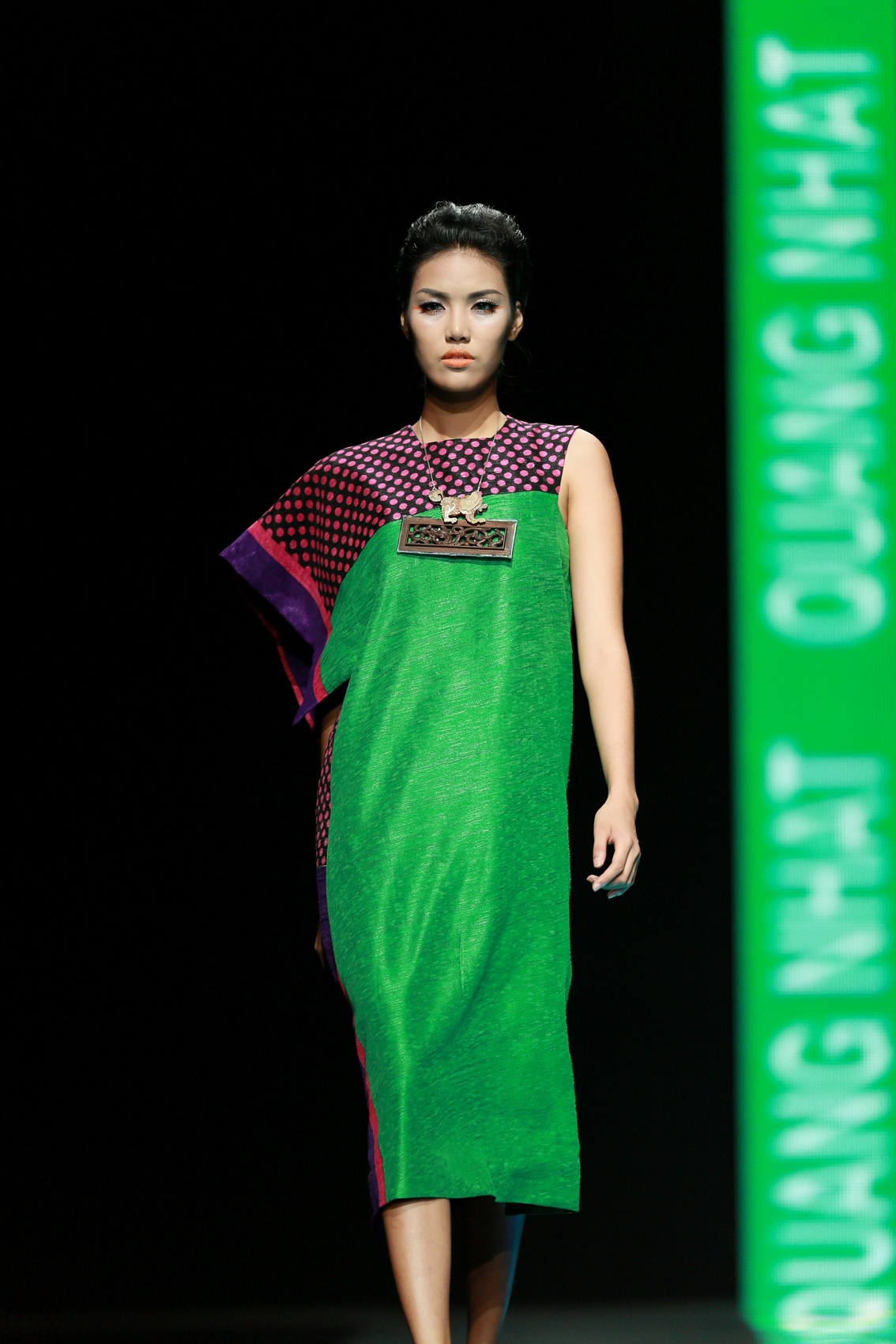 Nhiều phong cách bứt phá trong tuần lễ thời trang Việt Nam thu đông 2014 - 6 Không hổ danh là Quán quân Fashion Star, Quang Nhật tạo nên vẻ đẹp lãng mạn mạnh mẽ.