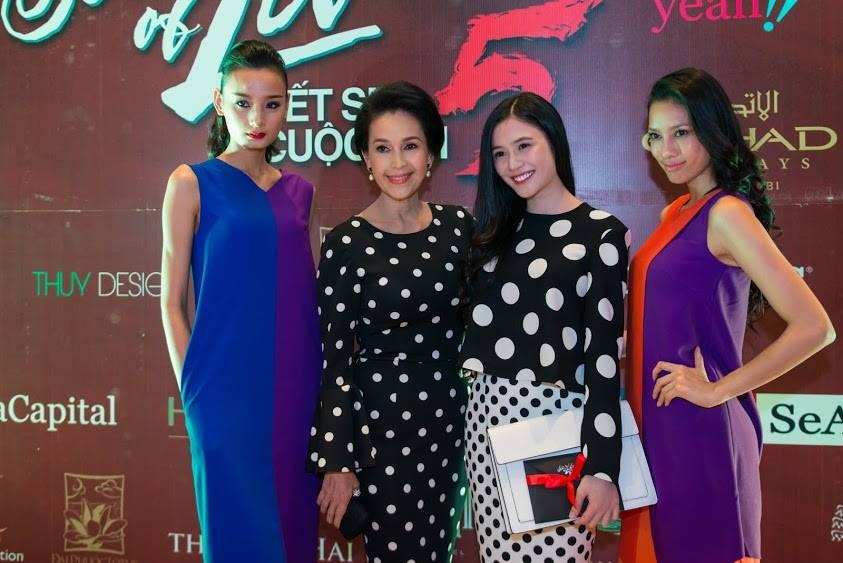 Đoan Trang lộ diện thân hình “mũm mĩm” sau khi sinh một tháng - 12 Các ngôi sao và người mẫu cùng mặc thiết kế của Đỗ Mạnh Cường dự sự kiện.