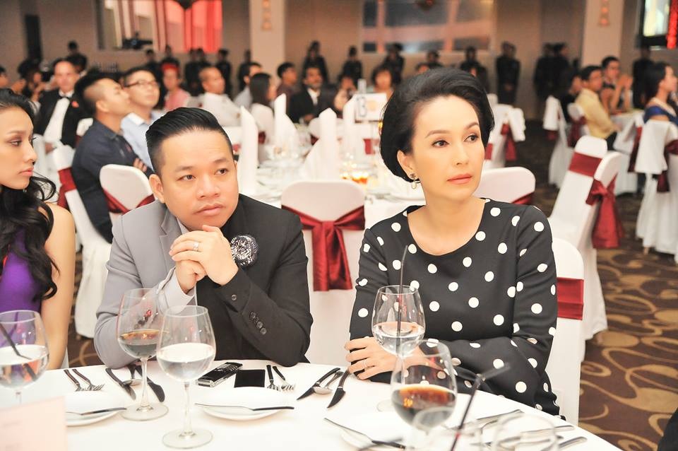 Đoan Trang lộ diện thân hình “mũm mĩm” sau khi sinh một tháng - 13 Doanh nhân Huy Cận ngồi bên bàn tiệc cạnh bạn thân Diễm My.