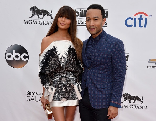 Shakira bé nhỏ bên người tình kém 10 tuổi - 33 Vợ chồng ca sỹ John Legend - siêu mẫu Christine Teigen