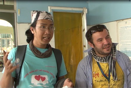 Đôi bạn thân liều mình bắt cá sấu bằng tay