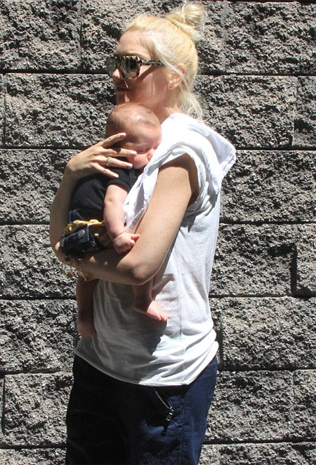 Gwen Stefani bế con trai 3 tháng tuổi ra phố - 1 VN
