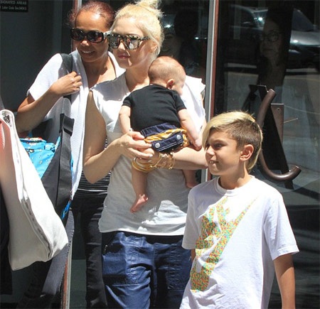 Gwen Stefani bế con trai 3 tháng tuổi ra phố - 2 VN
