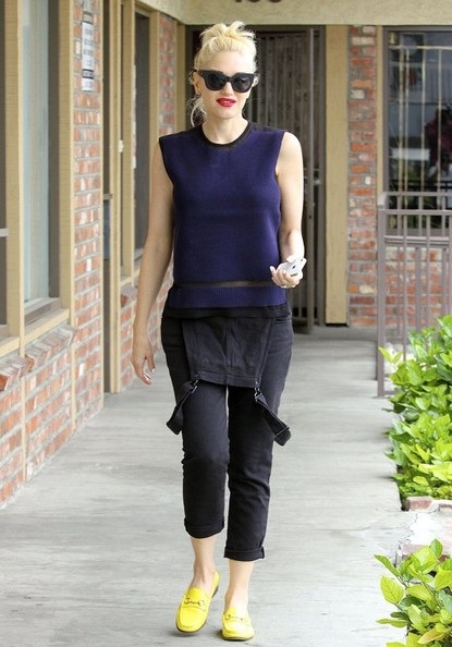 Gwen Stefani bế con trai 3 tháng tuổi ra phố - 5 VN