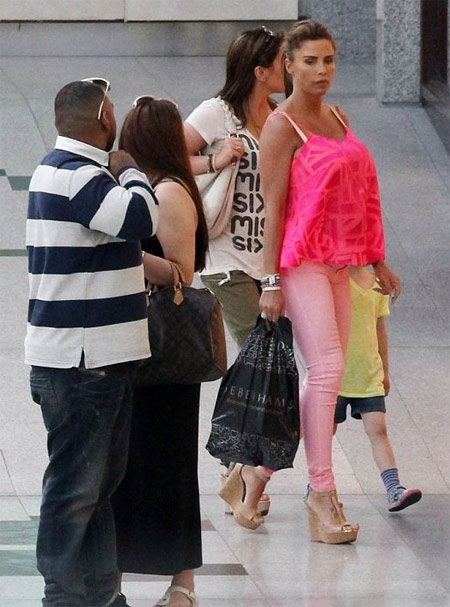 Vừa bỏ chồng, siêu mẫu Anh tậu xe sang - 1 VN