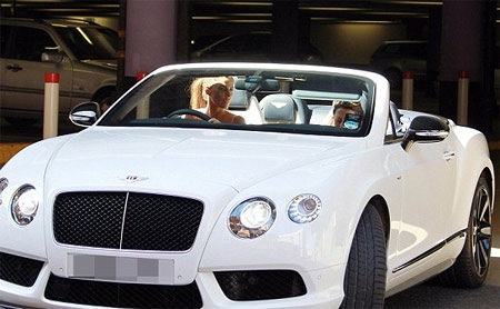 Vừa bỏ chồng, siêu mẫu Anh tậu xe sang - 2 VN