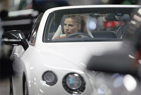 Vừa bỏ chồng, siêu mẫu Anh tậu xe sang - 3 VN