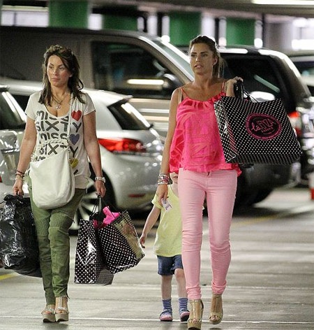 Vừa bỏ chồng, siêu mẫu Anh tậu xe sang - 4 VN