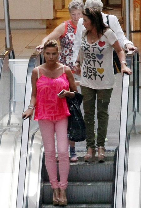 Vừa bỏ chồng, siêu mẫu Anh tậu xe sang - 6 VN