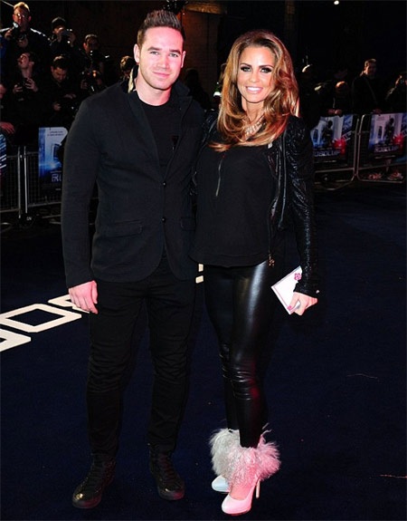 Vừa bỏ chồng, siêu mẫu Anh tậu xe sang - 9 VN