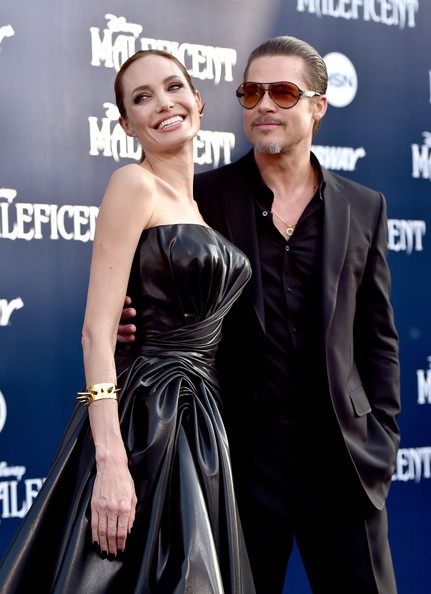 Cận cảnh da siêu mịn và khuyên tai “khủng” của Angelina Jolie - 26 VN