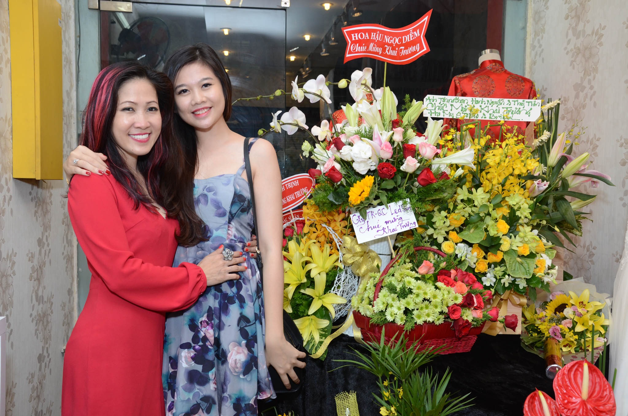 Doanh nhân Huy Cận, NTK Đỗ Mạnh Cường và người mẫu Lê Thúy là khách VIP