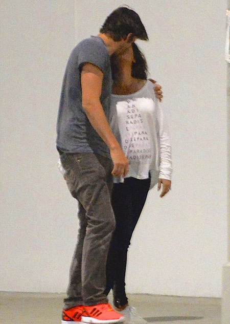 Ashton Kutcher tình tứ hôn Mila Kunis - 1 Pregnant Mila Kunis
